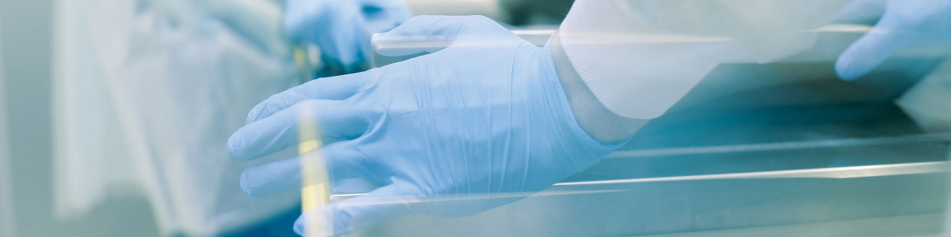 Mitarbeiter der Pathologie Kempten schieben eine Obduktionsliege zurück in ihr Wandfach