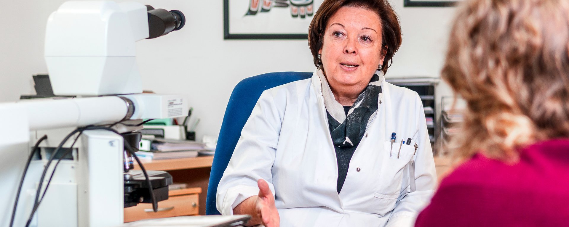 Eine Ärztin spricht in ihrem Büro mit einer Patientin