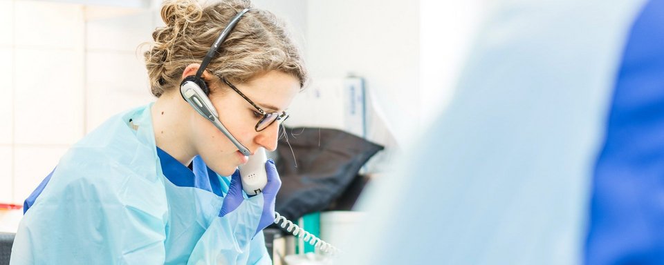 Eine Mitarbeiterin der Pathologie telefoniert